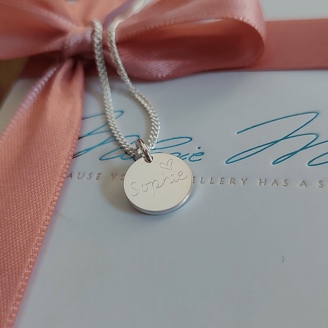 mädchen kette in silber mit gravur, namenskette mädchen mit persönlicher gravur, halskette zur taufe mädchen mit namen