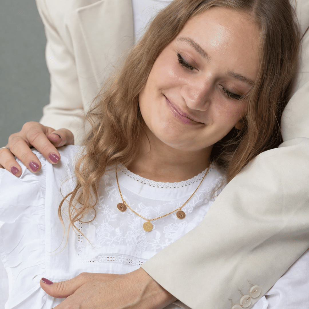 Meine 1. Familienkette für Mädchen in Gold – ein besonderes Mutter-Tochter-Schmuckstück mit drei gravierten Plättchen.
