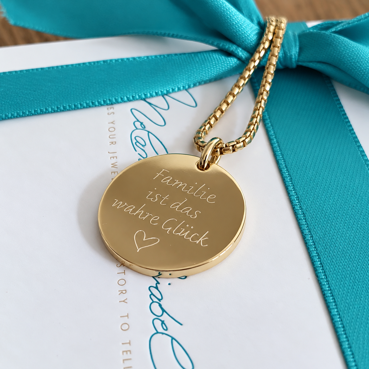 personalisierte kette für mütter mit Gravur Plättchen, den wir mit einer individuellen Gravur personalisieren, z.b. mit Baby Fussabdrücken, einer kinderzeichnunge oder den namen der Kinder. So trägt Mama ihre Familie immer nah am Herzen