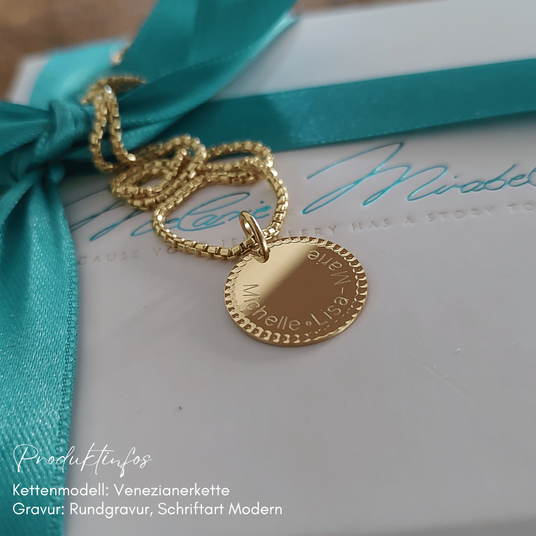namenskette gold für mamas, kette personalisiert mit goldenen gravur plättchen, plättchen kette gold runder anhänger, initialenkette gold, kette mit buchstaben und initialen der kinder