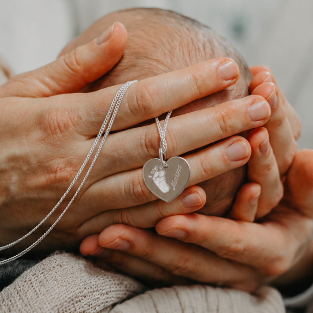 namenskette für mütter mit gravur baby fussabdruck und kindername, geschenk zur geburt für mama
