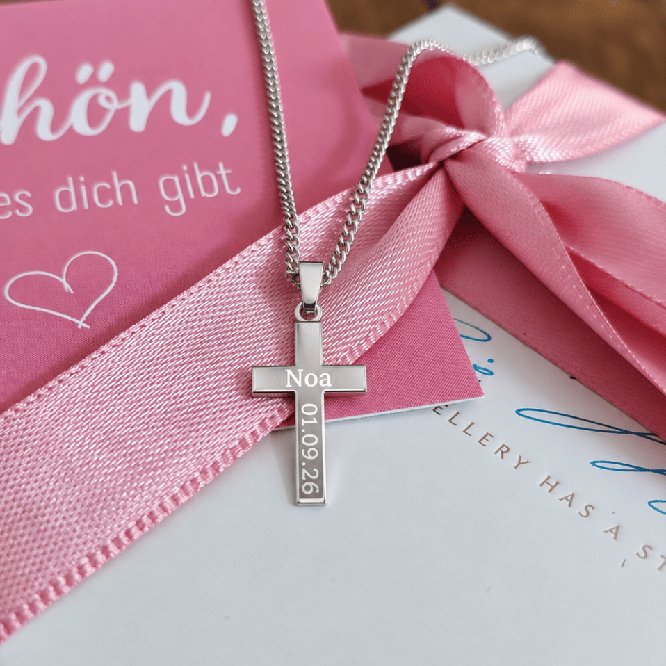 personalisierte taufkette für mädchen und jungs mit einem kreuz dass mit einer individuellen gravur ein einzigartiges geschenk zur taufe und kommunion wird. ein ganz persönilches Geschenk von paten an das taufkind oder von den grosseltern an ihr enkelkind, liebevoll in berlin gefertigt für den grossen moment im leben des kindes