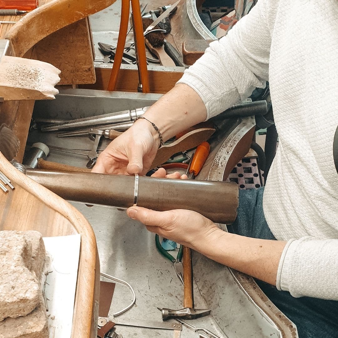 Personalisierter Armreif in Echtsilber mit Gravur handgefertigt in der Goldschmiede