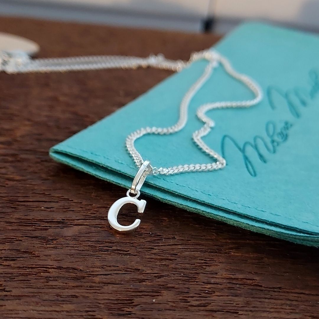 Buchstaben Kette für Mädchen in 925 Silber, eine zarte Initialenkette mit Buchstabe in Sterlingsilber