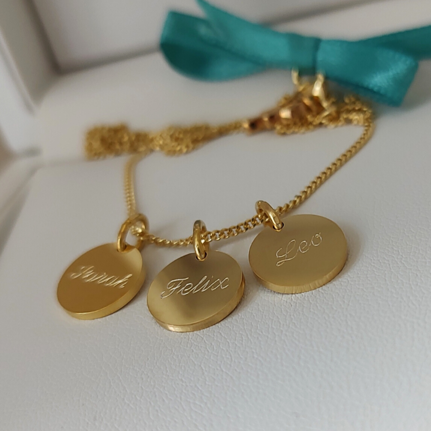 Plättchen Kette Gold, Initialienkette 3 plättchen, Namenskette 3 Namen mit Plättchen Anhänger in gold, Goldkette mit Buchstabe, Kette zur Geburt mit Namen