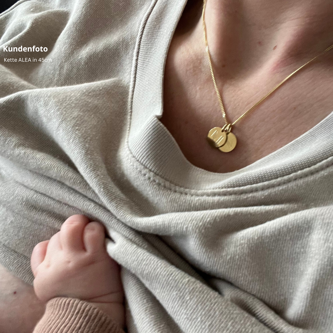 Kette für Mama mit Gravur, Kette zur Geburt, Geburtskette mit Gravur, Plättchen Kette Gold, kette personalisiert, kette mit Buchstaben, Goldkette mit Buchstaben als Geschenk zur Geburt