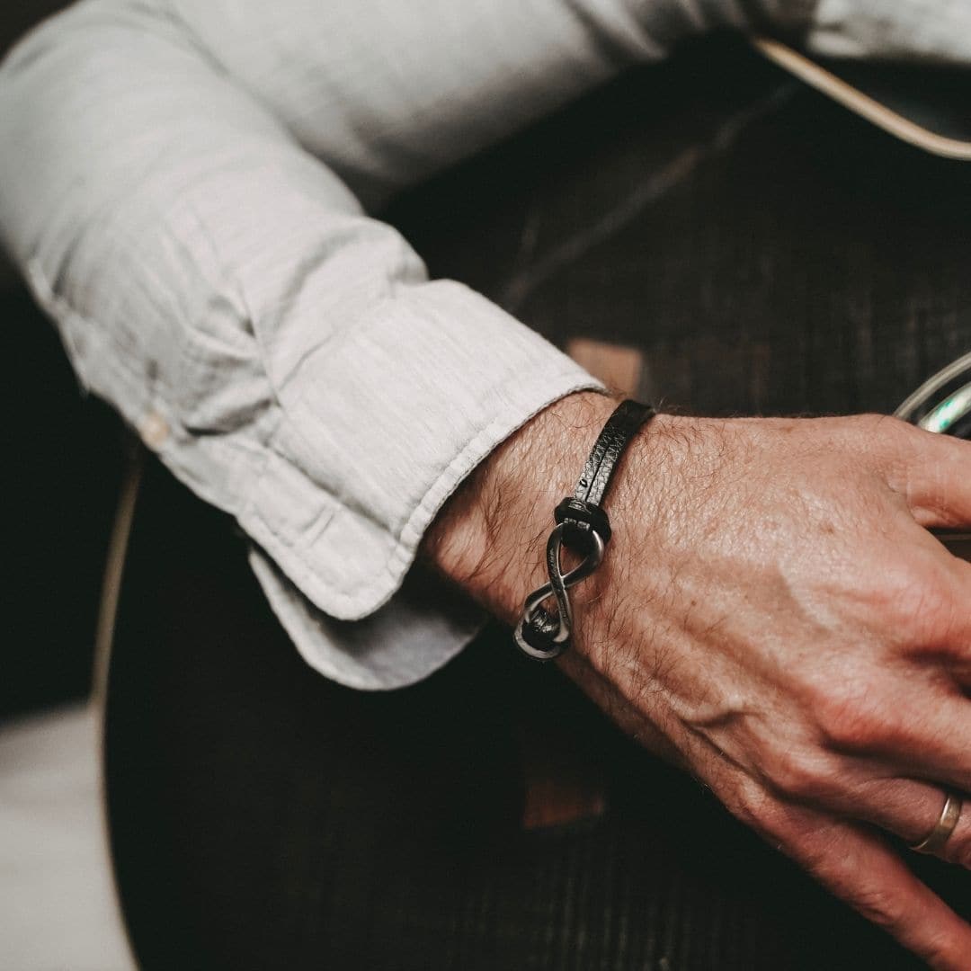 Leder Armband für Männer mit Gravur mit Infinity Anänger