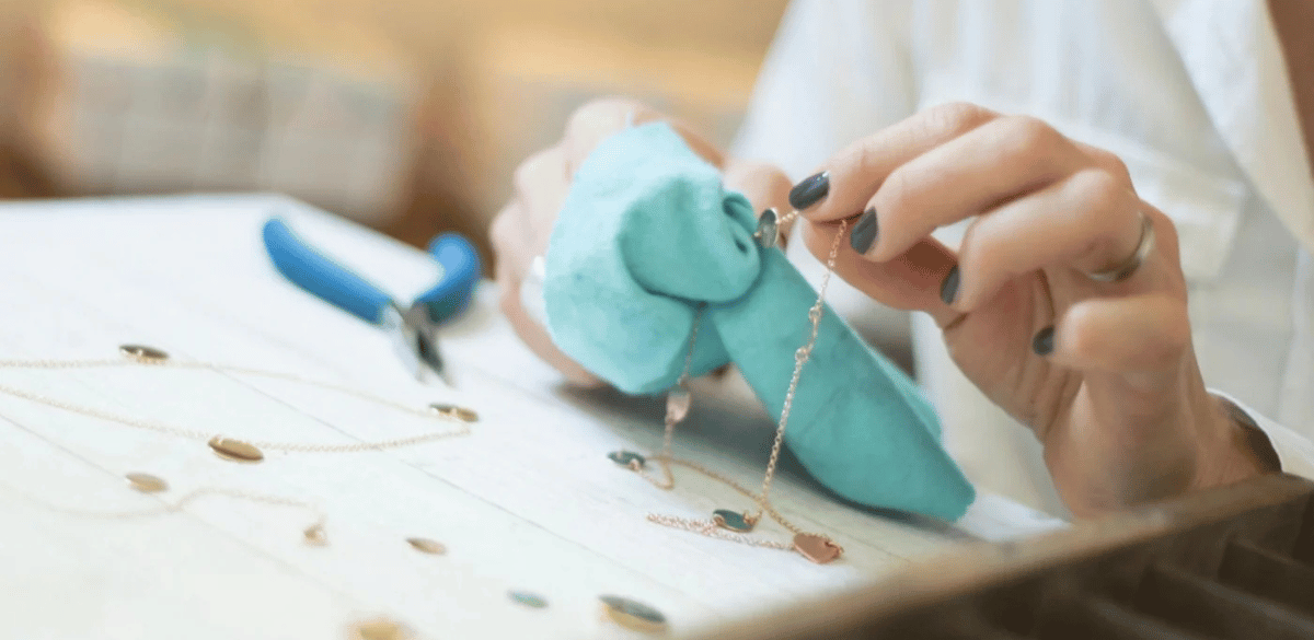 So reinigst Du Deinen Schmuck