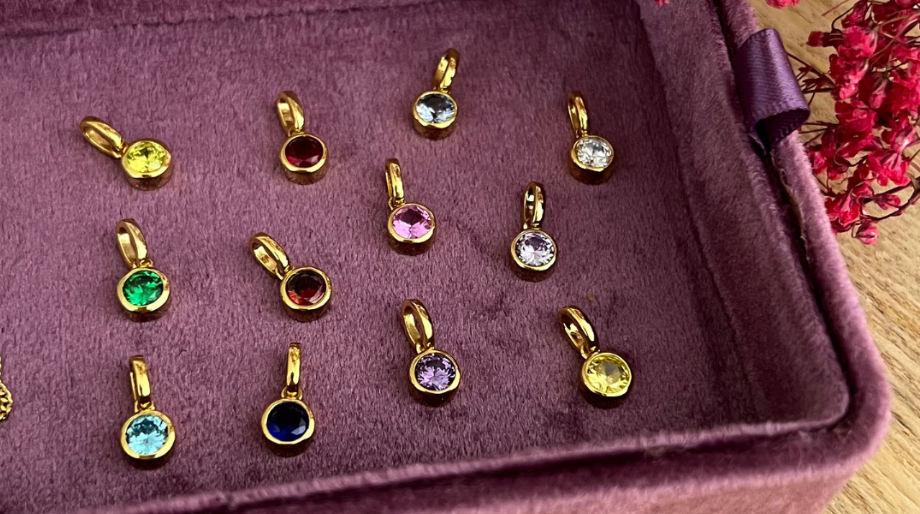 Schmuck mit farbigen Geburtssteinen