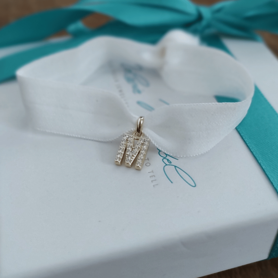 BONHEUR Buchstaben Armband mit farbigen, elastischen Band