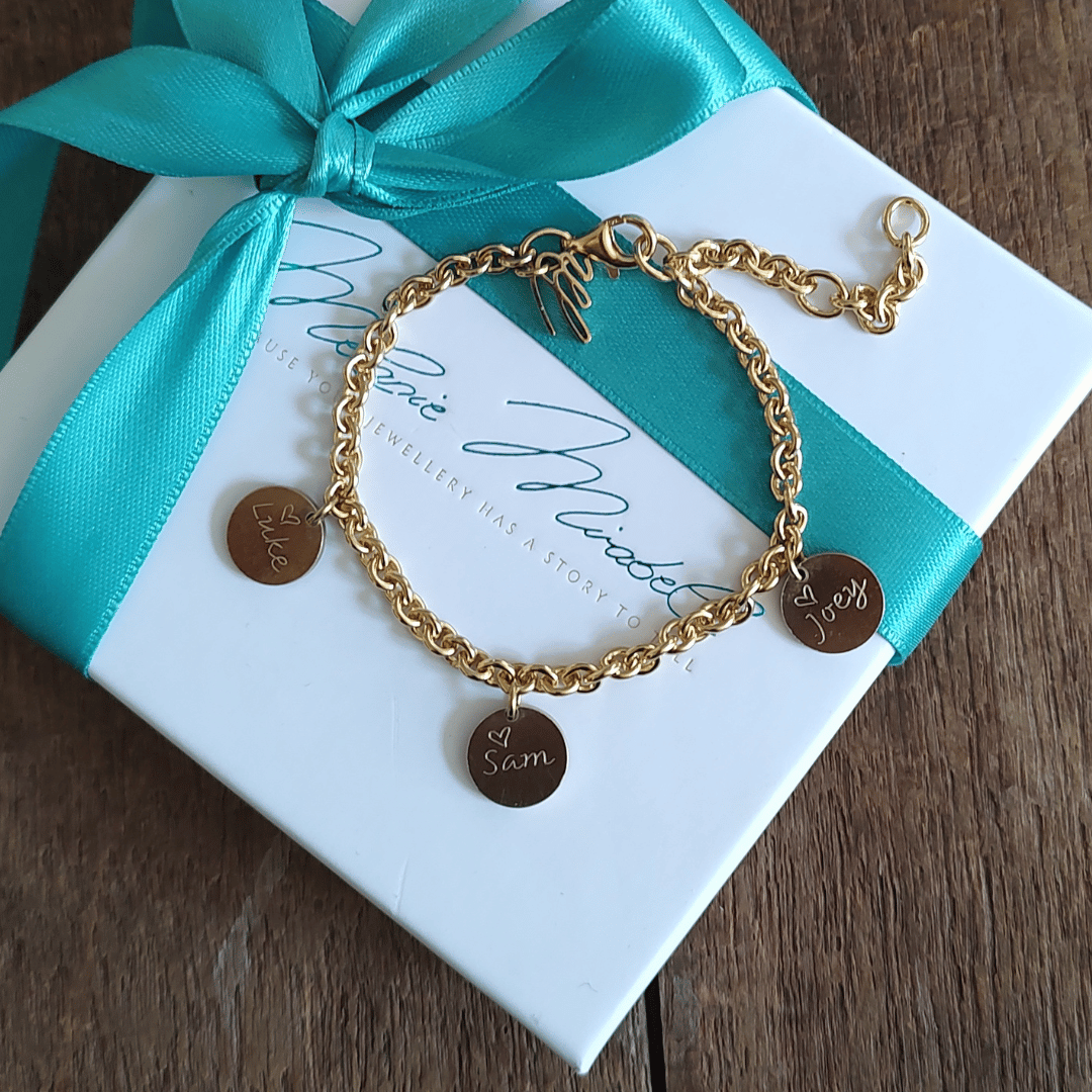 familienarmband, armband familie mit gravur, plättchen armband gold mit namen der kinder, namensarmband für mütter, armband gold mit initialen der familie