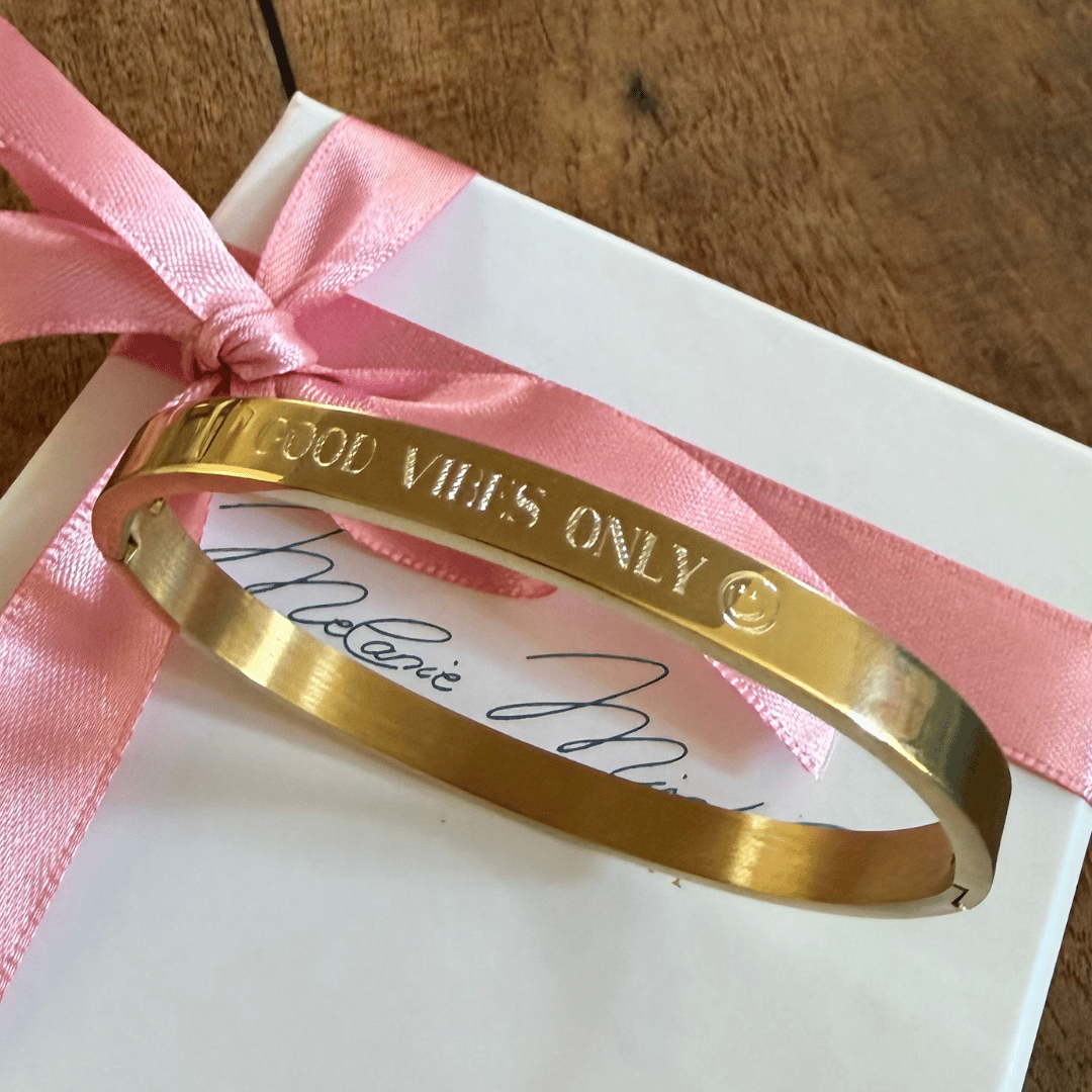 Eleganter Damen Armreif aus Gold mit individueller Gravur als Abschiedsgeschenk für eine Freundin oder Kollegin mit persönlicher Erinnerung.