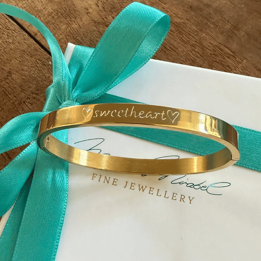 Personalisierter Gold Armreif mit Gravur als Geschenk für deine Freundin oder auch für das Hochzeitsfest als Geschenke für die Trauzeugin oder Brautjungfer – individuelles Namensarmband mit emotionaler Bedeutung.