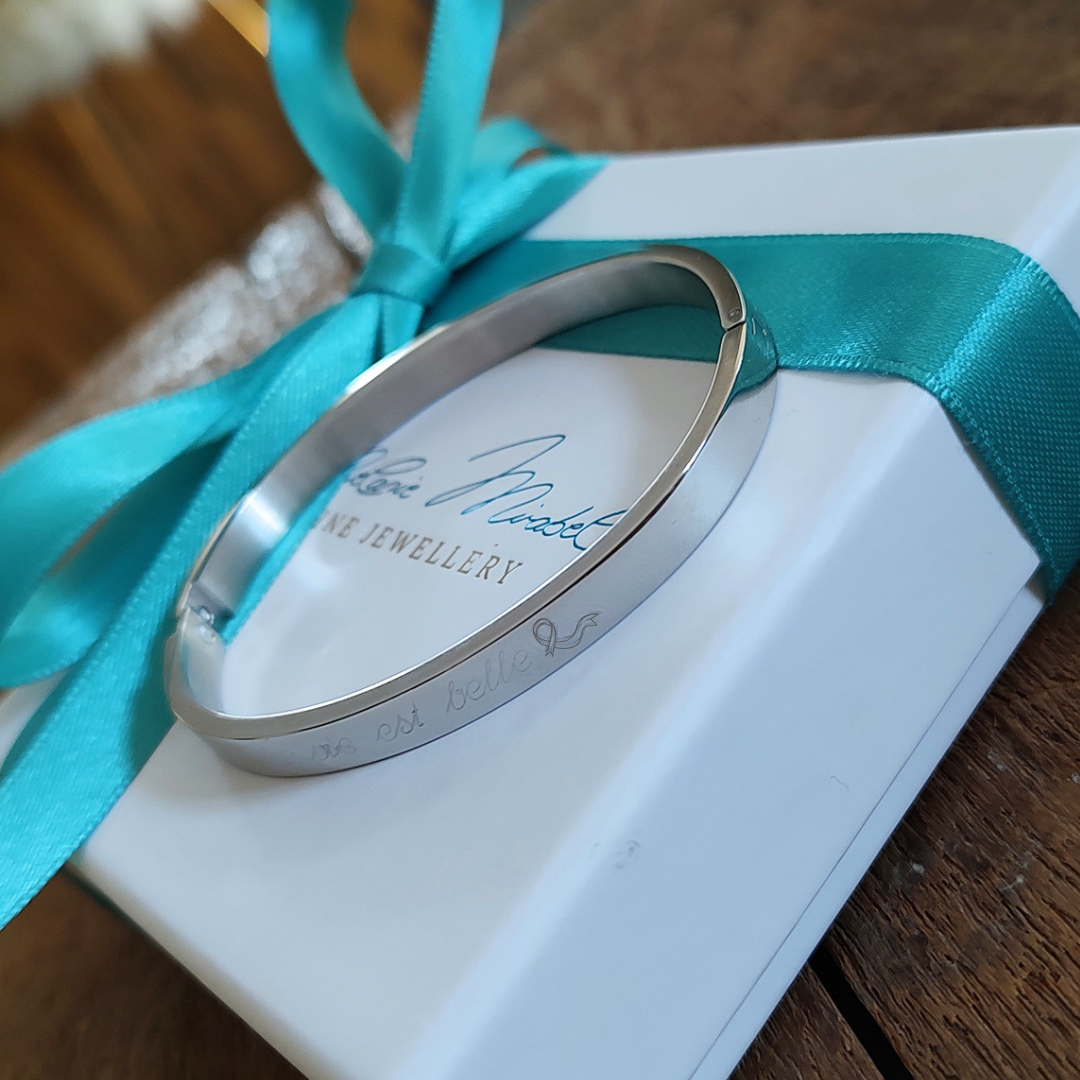 Armreif mit individueller Namensgravur oder einer persönlichen Widmung als Geschenk für deine beste freundin, die Mama, Schwester oder Tochter – zeitloser personalisierter Schmuck für jeden Tag.