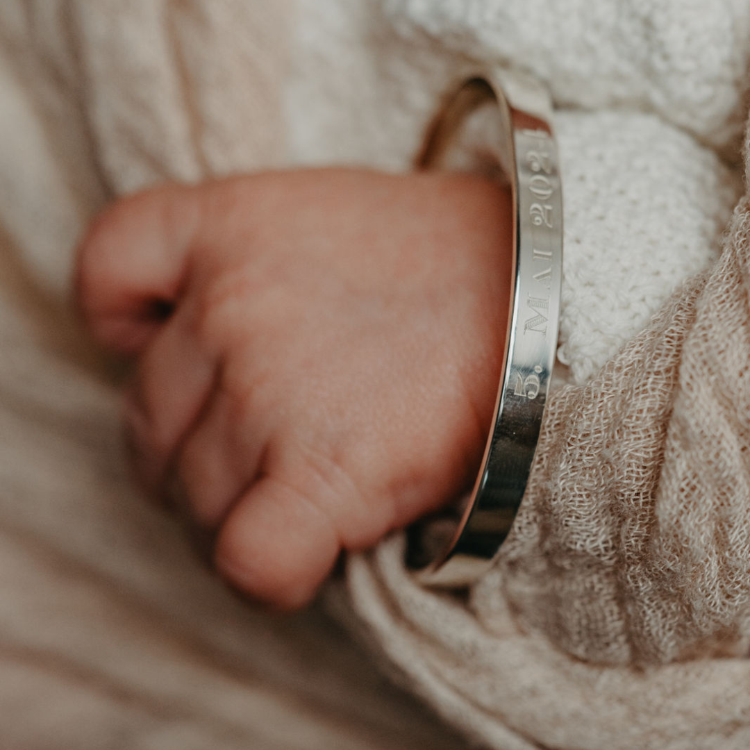 Taufschmuck Junge, Taufschmuck Mächen, Geschenk zur Taufe Junge und Mädchen, Armreif Baby, Baby Schmuck mit Gravur, Geburtsschmuck , Baby Armband zur Geburt, Geschenk Patenkind, Geschenk Taufkind, Armreif Baby mit Namen