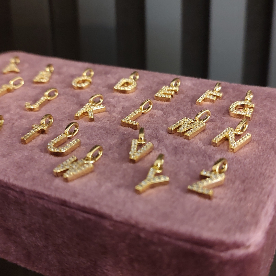 Buchstaben Gold, Pave letter charm, shiny letter charm, buchstaben anhänger gold, initialen anhänger gold, letter charm gold