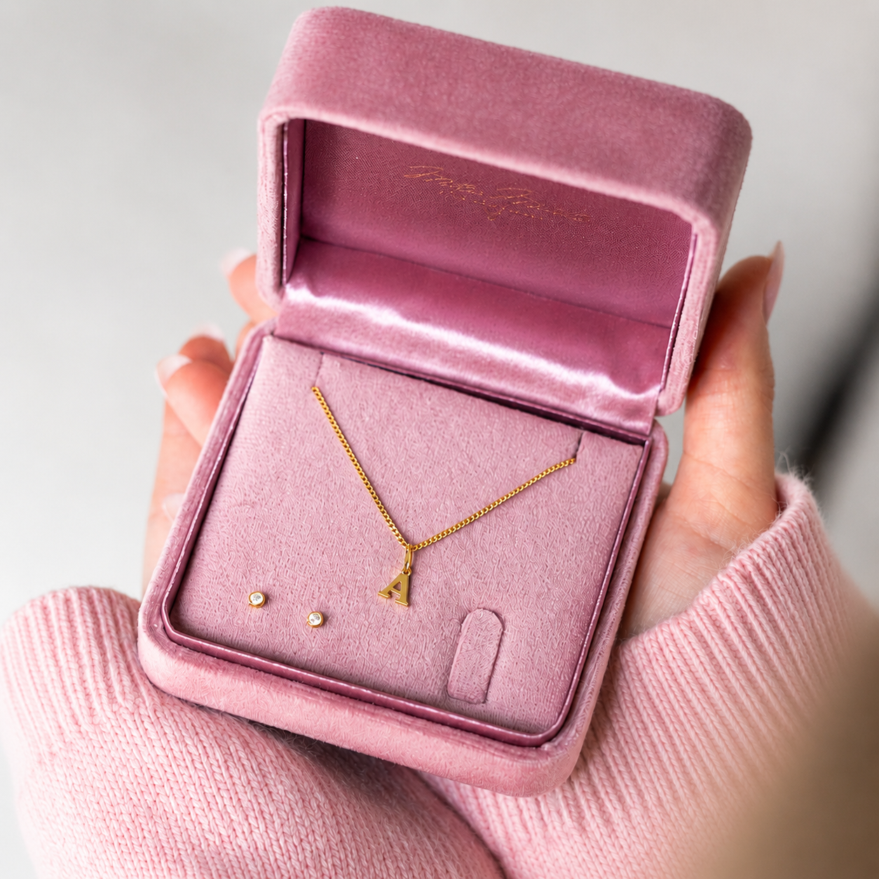 Möchtest du deinen eigenen Anfangsbuchstaben oder den eines geliebten Menschen tragen? Mit dieser edlen Goldkette mit Buchstaben-Anhänger verewigst du auf besonders hübsche und persönliche Weise Deinen Herzensmenschen. Die Kette ist fein gearbeitet aus 8 Karat Echtgold und kommt gleich im Geschenkset mit den passenden Diamant Ohrstecker. Die Überraschung wird Dir gelingen. 