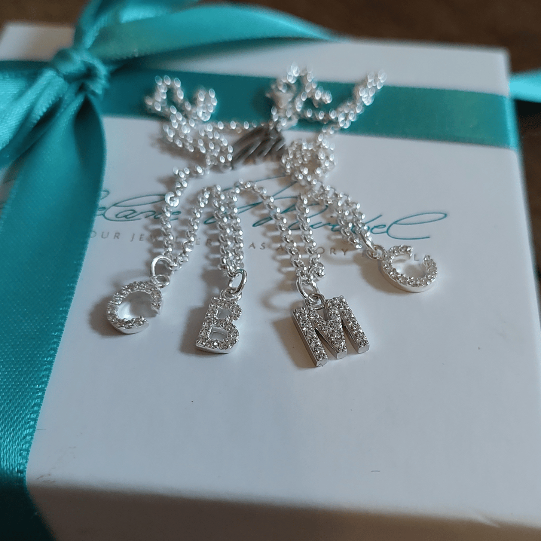 Jede Initiale steht für einen geliebten Menschen. Das macht diese elegante Buchstabenkette zu einem ganz persönlichen Geschenk für die Mama oder Freundin. 