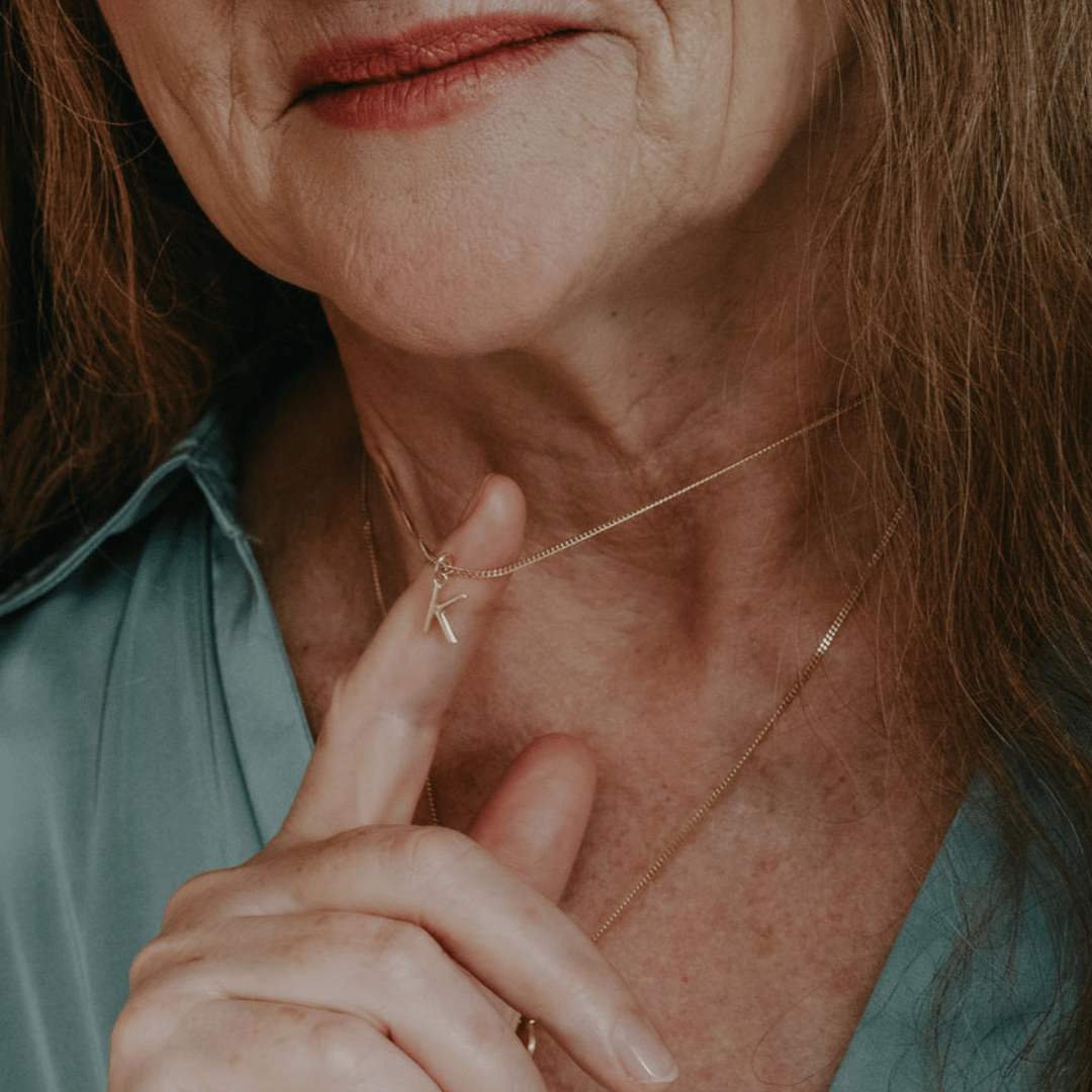 Goldkette mit dem Buchstaben K als Geschenk für die Oma zum 80. Geburtstag – die IVY Kette mit dem Anfangsbuchstaben des Enkelkindes.
