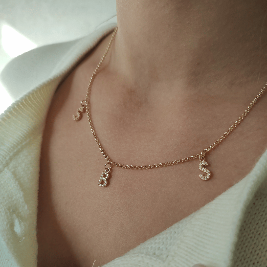 Du bist Papa und suchst eine besonderes Schmuckstück für Deine Ehefrau, die Mama Eurer Kinder? Mit unserer Goldkette mit drei Initialen-Anhängern, jeder Buchstabe mit funkelnden Zirkoniasteinchen verziert gestaltest Du ein besonderes Geschenk für Mama. Wir personaliseren die Kette in liebevoller Handarbeit in unserem Atelier in Berlin. 