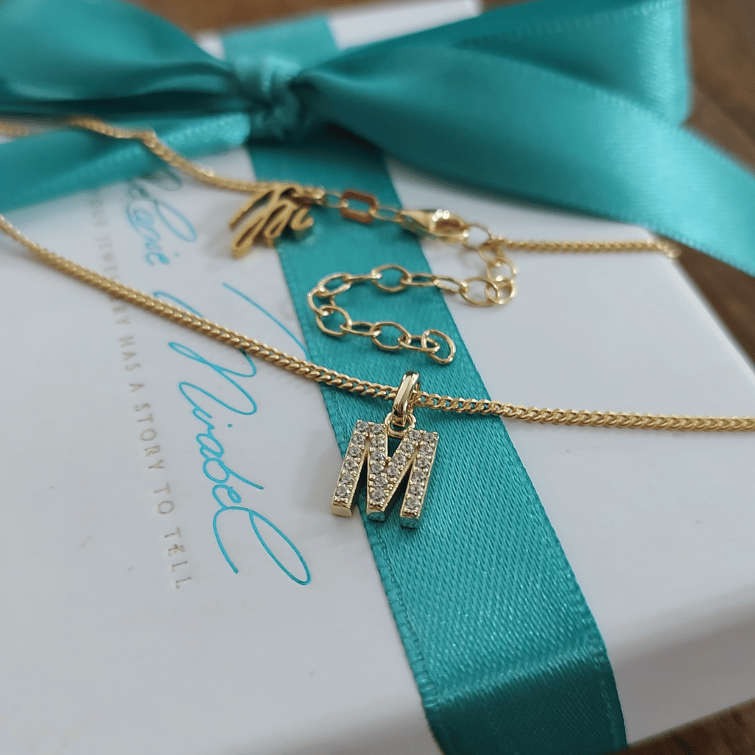 Gold Kette mit Buchstabe M, shiny letter necklace, buchstaben kette mit zirkonia, initialen kette gold mit zirkonia buchstabe