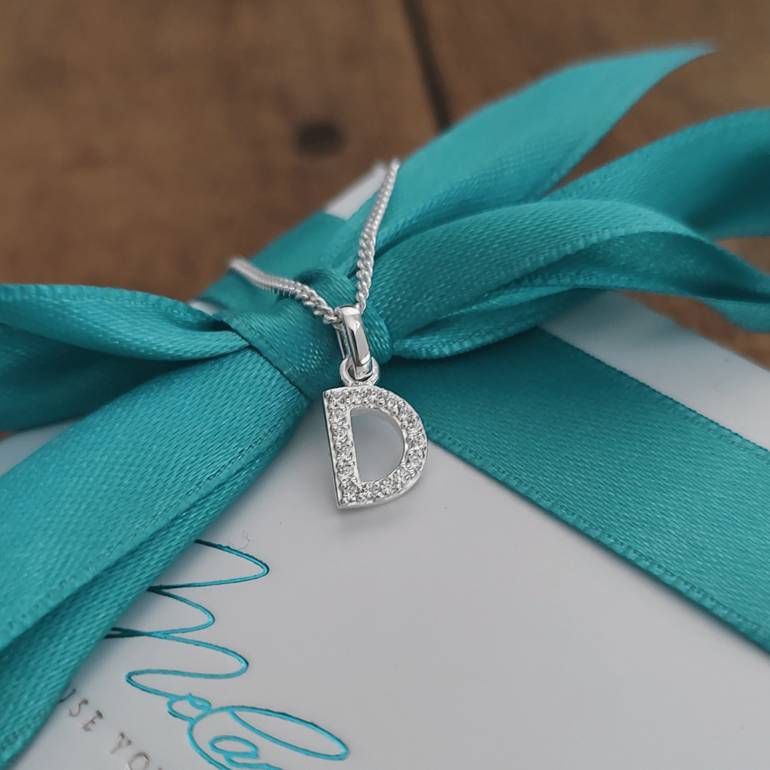 silber kette mit buchstabe, buchstaben kette silber, zirkonia buchstabe, kette mit zirkonia steinchen, kette für mama, freundschaftskette