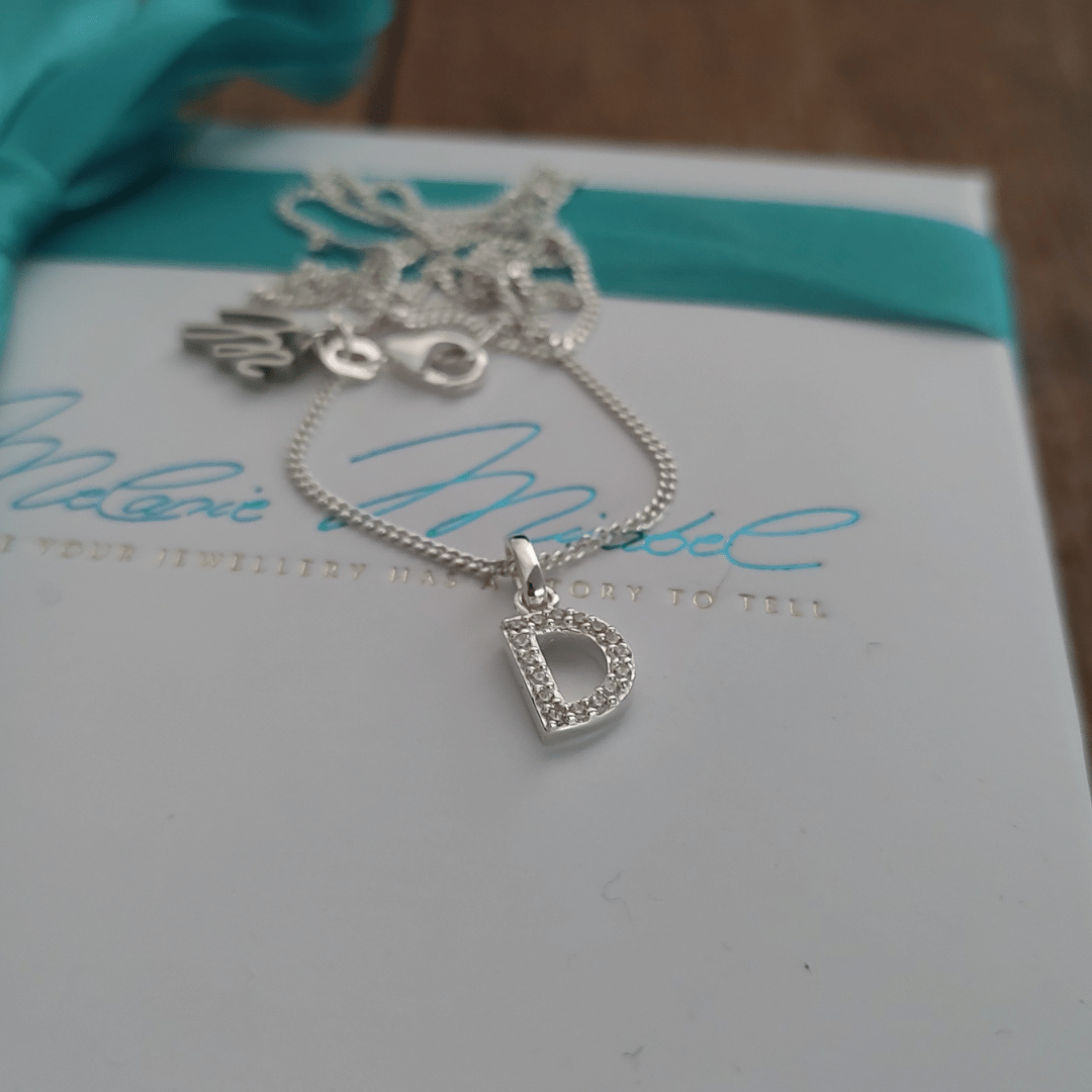 silber kette mit buchstabe, buchstaben kette silber, zirkonia buchstabe, kette mit zirkonia steinchen, kette für mama, freundschaftskette