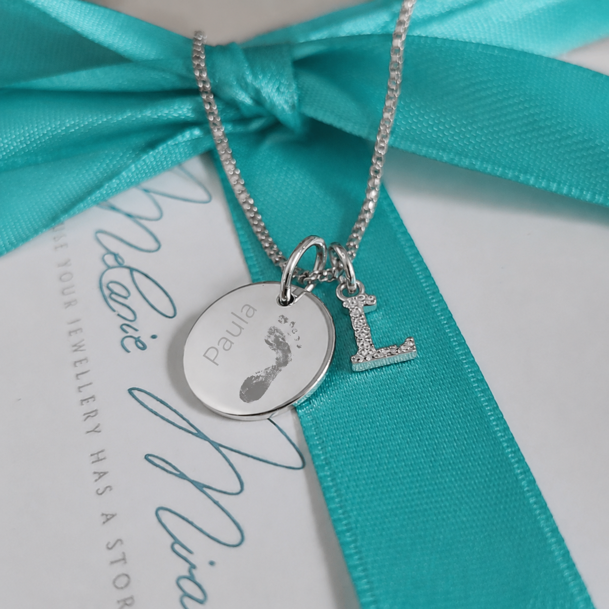 Buchstaben kette mit Fussabdruck Baby und Name des kindes, 925 Silber kette für damen, kette mit buchstabe L für meine ehefrau, geschenk zur geburt, individuelles geschenk persönlich für mama zur geburt, mamakette mit namen des baby, baby fussabdruck kette personalisiert