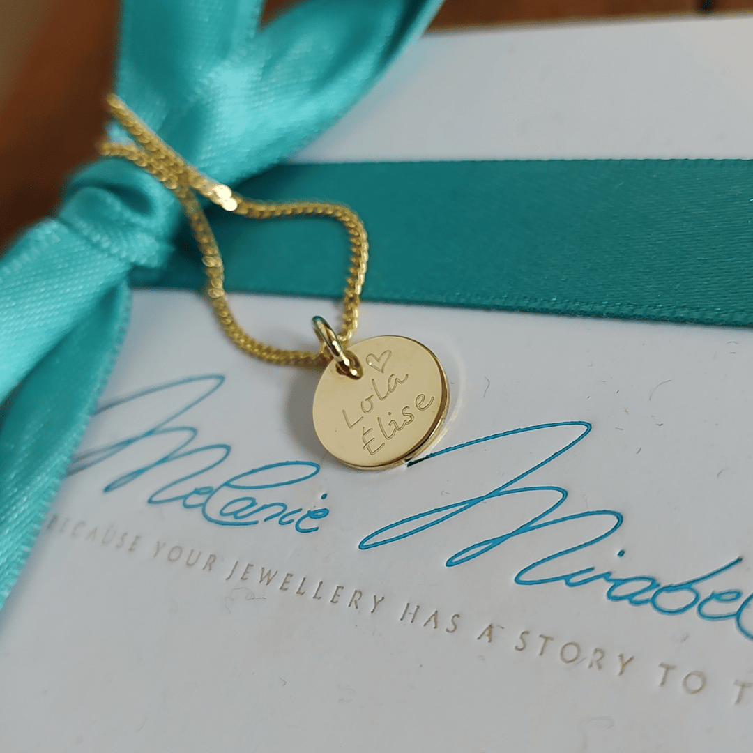 Buchstaben Kette Gold, Gold Kette mit Buchstabe, Goldkette 333 Gold mit Gravur, Kette für Mama mit Namen der Kinder, Echt Gold Kette personalisiert, individuell angefertigt in Berlin Goldschmiede