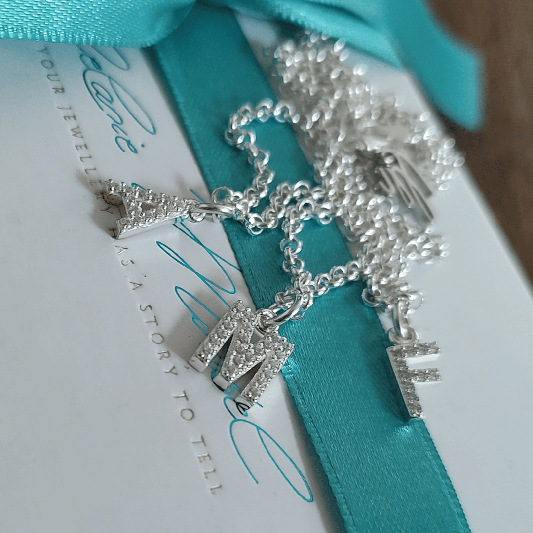 Buchstabenkette silber, Kette mit 3 Buchstaben anhänger, shiny letter charms kette, initialenkette 3 kinder Namen, namenskette für mama mit initialen der kinder