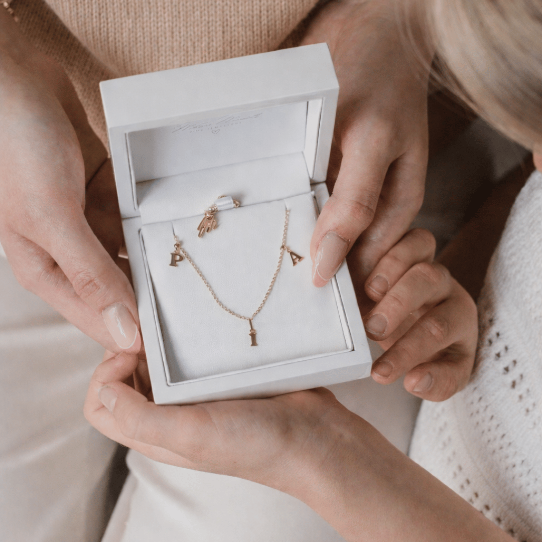 Echtgold-Kette mit drei kleinen Buchstaben in 333 oder 750 Gold – ein Geschenk für Mama mit den Initialen ihrer Kinder. Ein wunderschönes Geschenk für deine Ehefrau zum Hochzeitstag oder Jahrestag mit den Initialen euerer Kinder und besonders beliebt als Familienkete für die Mama als Geschenk zur Geburt 