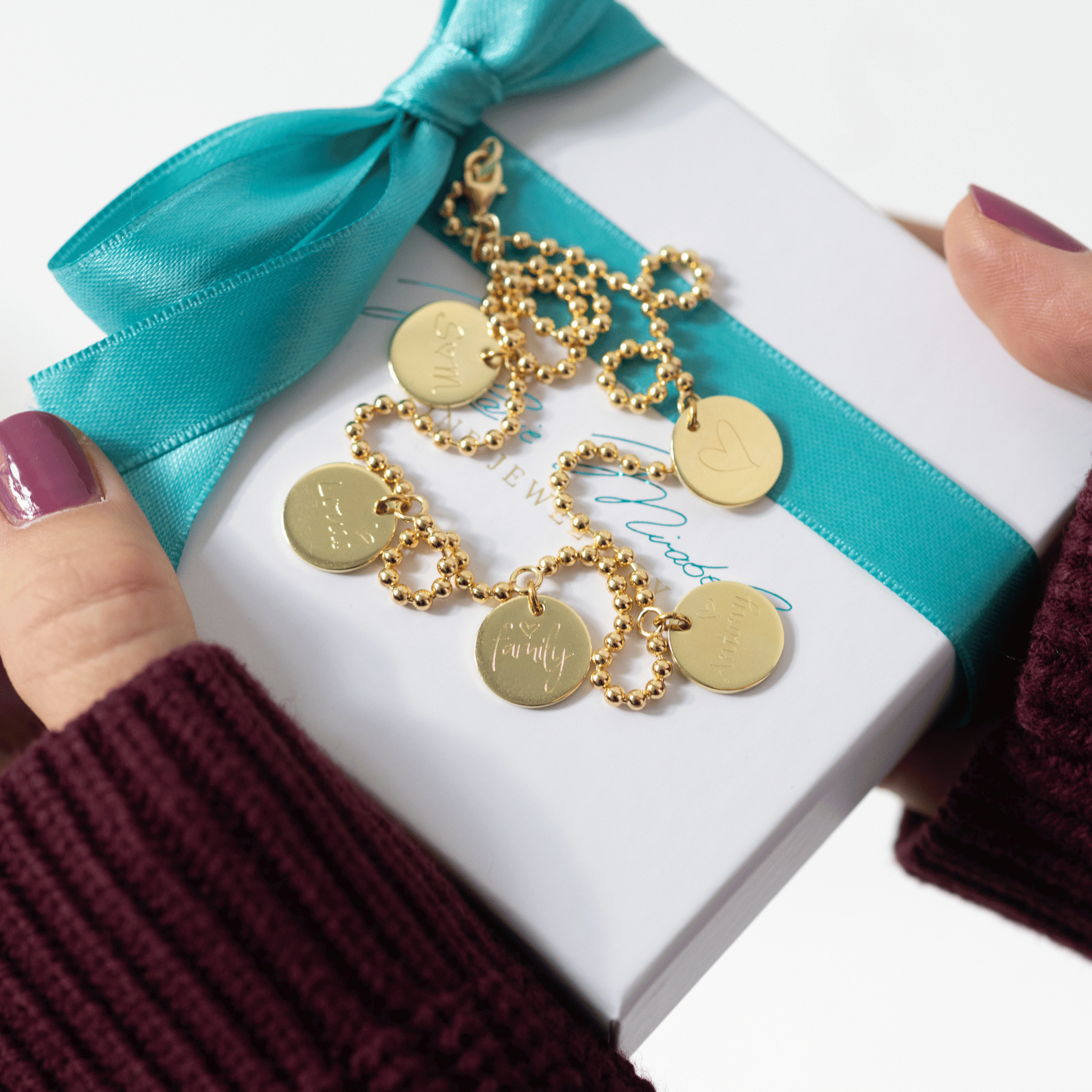 Goldkette mit fünf Gravur-Plättchen, individuell mit Initialen und Namen der Kinder graviert – ein Geschenk voller Familienliebe für frischgebackene Mamas zur Geburt oder für die stolze Oma, um ihre Enkelkinder bei sich tragen zu können