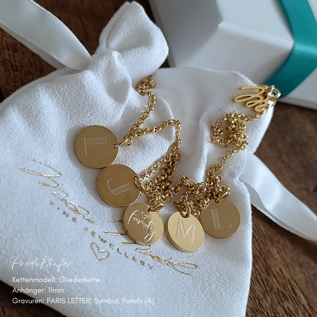 Die HAPPY FAMILY Familienkette in Gold mit fünf Plättchen von Melanie Mirabel – ein zeitloses Geschenk für jede Mama.