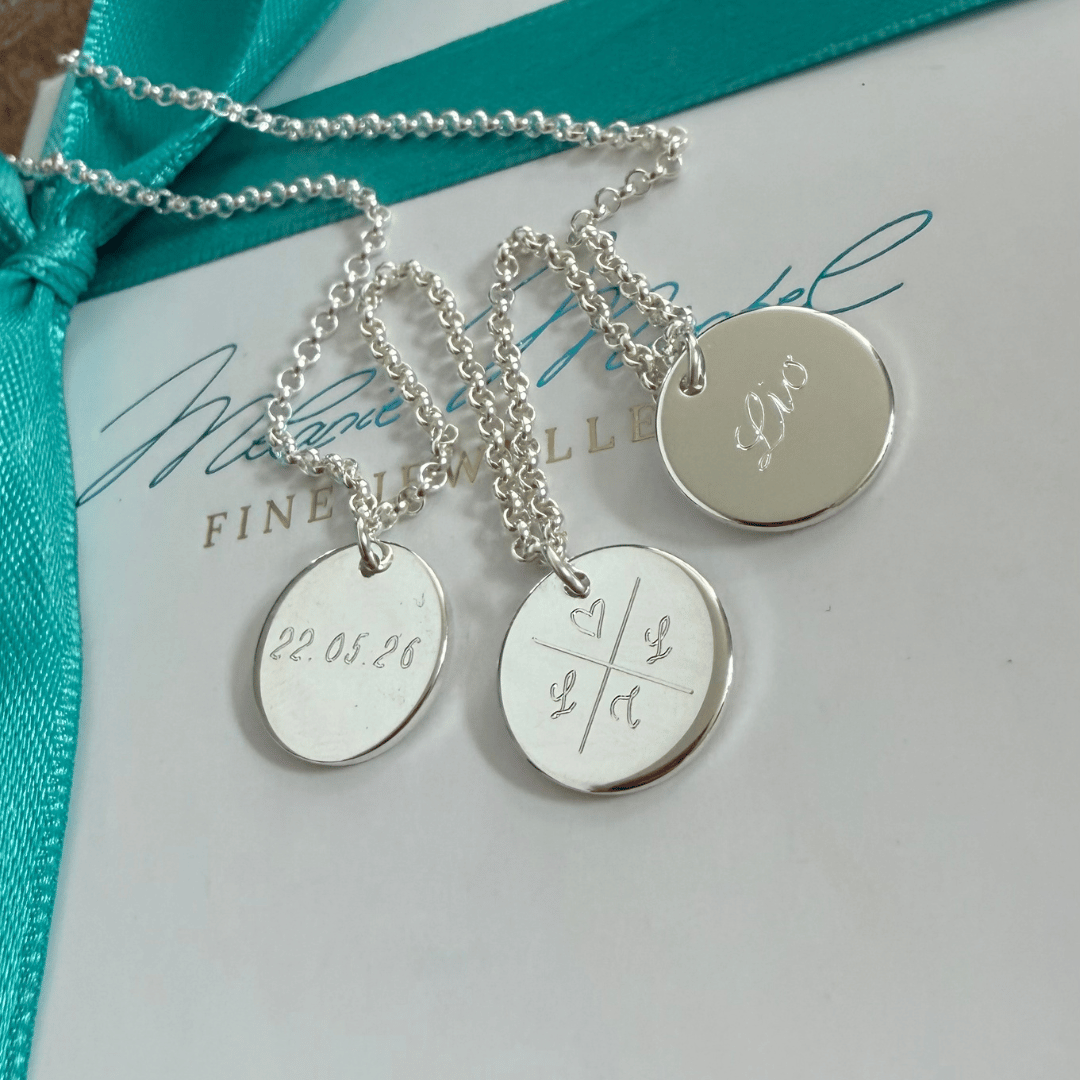 Die Familienkette in 925 Sterlingsilber mit drei personalisierten Gravur-Plättchen – ein Geschenk zur Geburt für jede frischgebackene Mama mit Kindernamen und Geburtsdaten