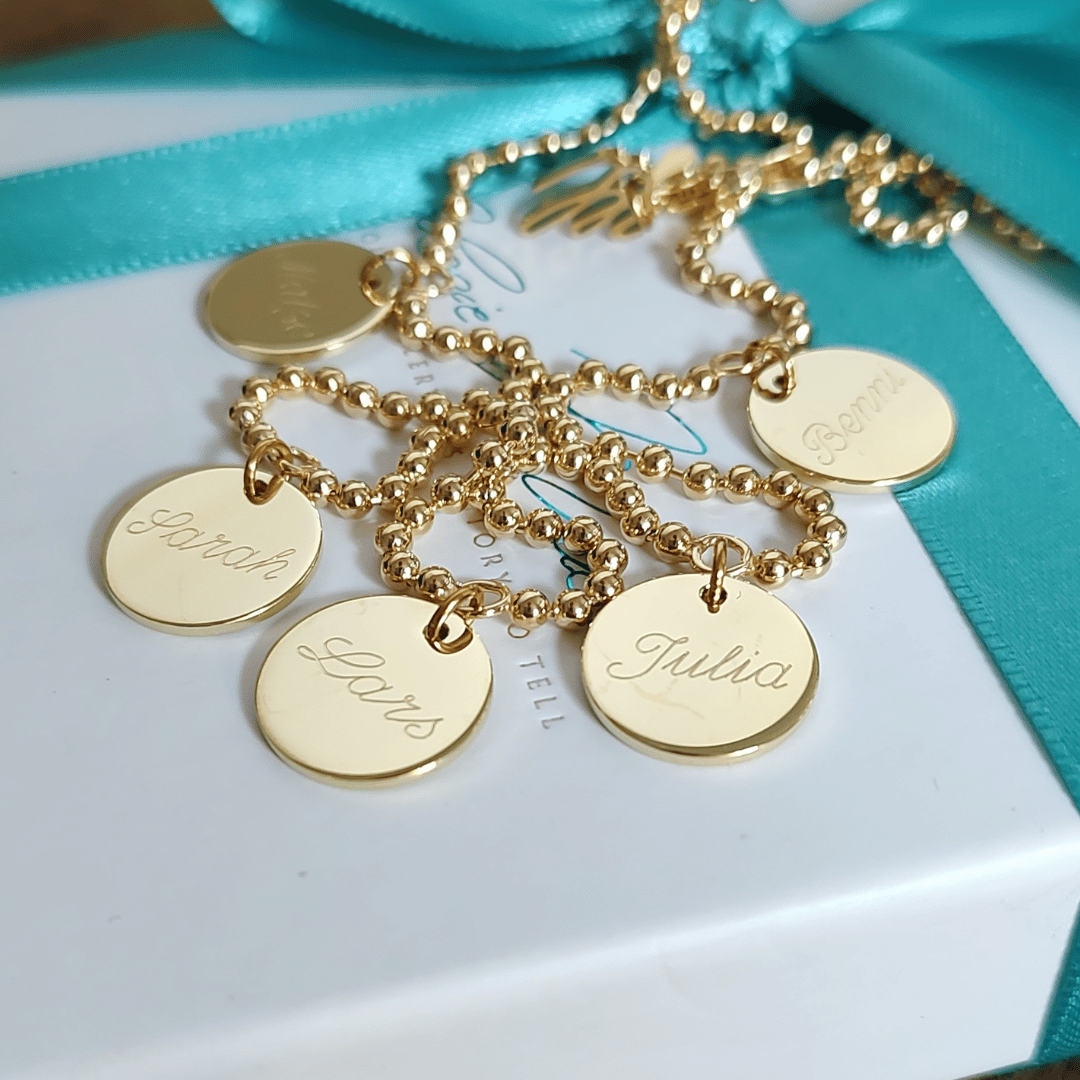 familienkette strawberry & cream 585 Gold, echtgold kette mit 5 gravur plättchen mit namen der familie, buchstaben kette gold 750 mit namen der kinder, gold kette für mama zur geburt