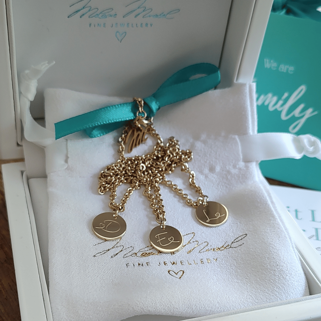 Buchstaben Kette Gold, Familienkette 18K Gold, Familienkette 585 Gold und 750 Gold, Goldene Kette mit Gravur, Echt Gold Kette für Damen, Plättchen Kette Echt Gold mit 4 Gravur Anhänger, Kette mit Gravur Anhänger.,