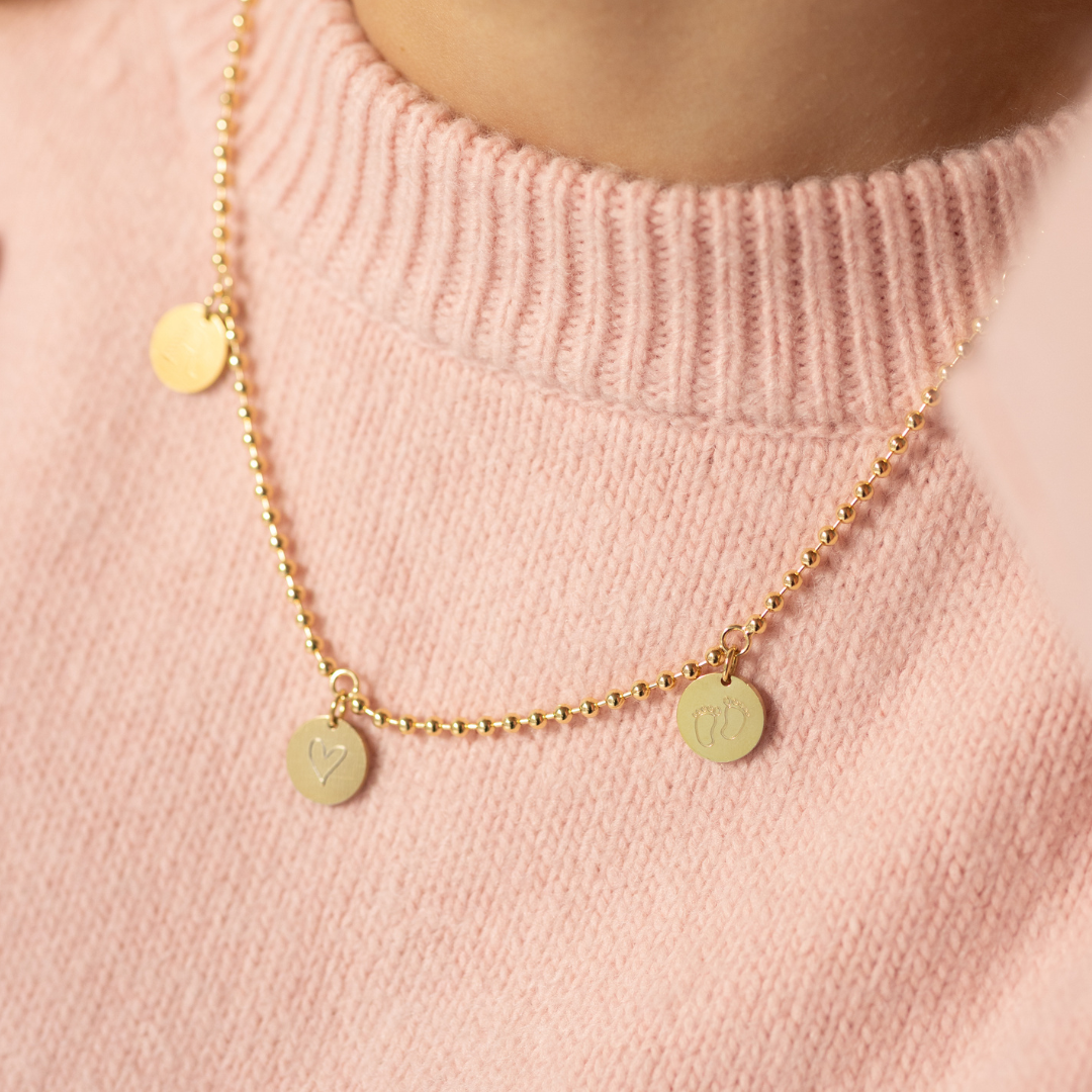 goldkette mit buchstabe, kette für mama mit 3 plättchen anhänger, individuell gestaltete Kette mit runden anhänger und gravur der namen kinder und familie, namenskette für mütter gold als wunderschönes geschenk zur geburt