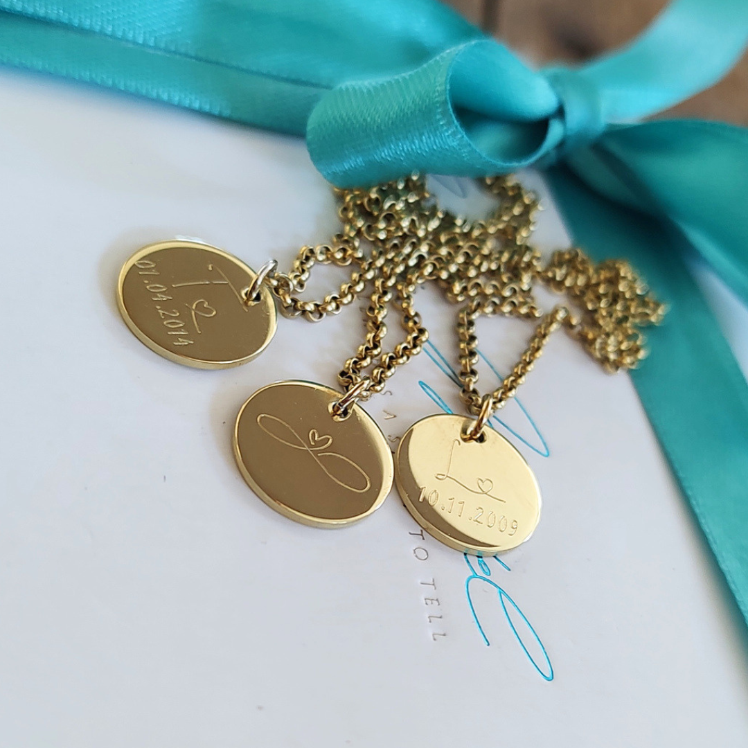 Familienkette 585 Gold wie strawberry and cream,  personalisierte Namenskette mit Namen kinder, Buchstaben Ketten mit initialen der familie 750 gold, echt gold kette mit buchstabe, gold kette für damen mit plättchen anhänger, geschenk zum muttertag, schmuck für mütter, schmuck für ehepartnerin mit namen kinder, geschenk zur geburt mama mit 3 kinder 