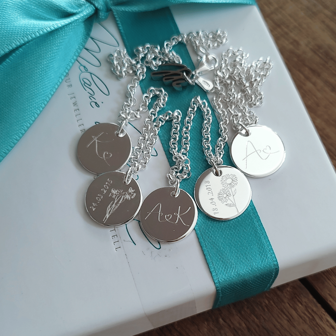 Family chain crew love with 5 medium -sized engraving trailer