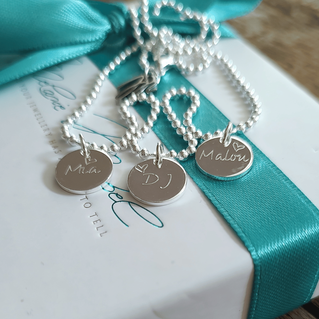 namenskette mit 3 plättchen silber für mamas mit 2 und 3 kinder. halskette mit plättchen graviert mit namen der kinder