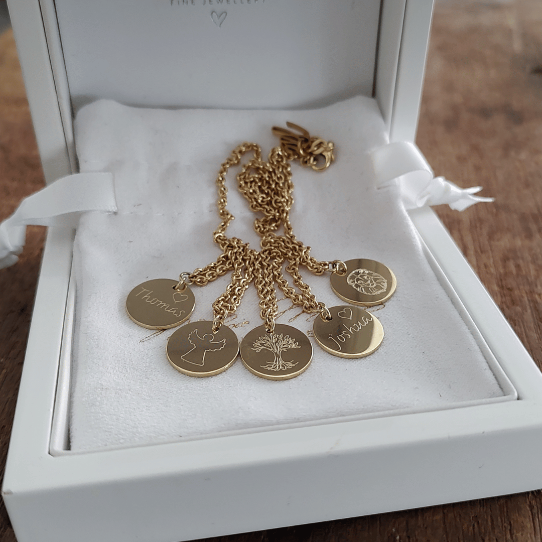 Familienkette mit Gravur, Kette Mama mit 3 Kindern, Mama Kette mit Kindernamen, Kette mama und kinder, kette mit buchstaben, buchstaben kette, Familienkette gold, Familienketten 5 Anhänger, Familienkette mit Namen,  kette sarah harrisson, kette sarah engels