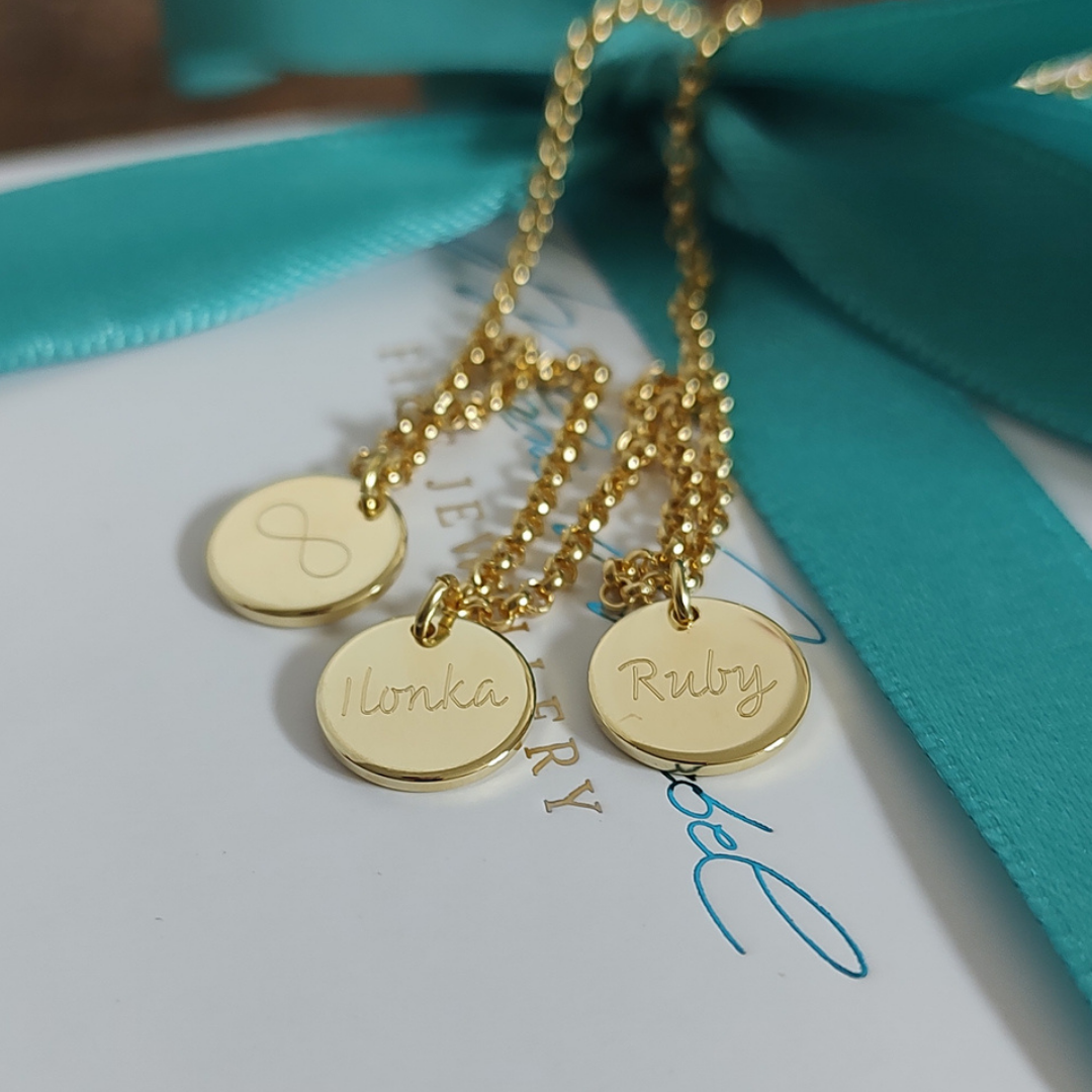 geburtskette für mama, mamakette mit 3 buchstaben anhänger, initialenkette mit goldenen gravur plättchen graviert mit namen der kinder, familienkette gold
