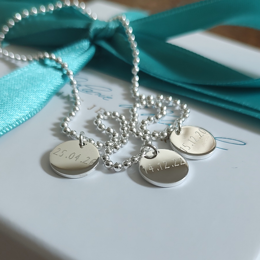 namenskette mit 3 plättchen silber. halskette mit plättchen graviert mit namen der familie für meine tochter, geschenk von mama an die tochter, mein erster schmuck, mutter tochter schmuck online kaufen, mama tochter ketten mit individuellen gravuren, schmuck geschenk zur einschulung, zum schulabschluss und geschenk fürs abitur tochter