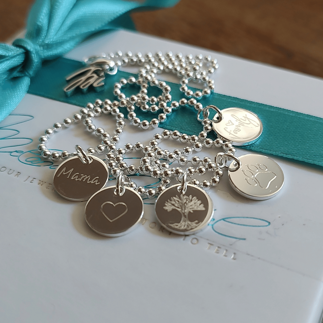 Familienkette mit fünf Gravur-Anhängern in Silber, individuell mit den Namen der Familie, einer Hundepfote und der Handschrift von Mama graviert mit einer edlen Diamantgravur in der Berliner Manufaktur von Melanie Mirabel