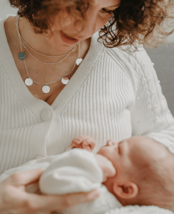 Schmuck zur Geburt eines Babys, Namensketten für Mütter mit individueller Gravur. Zur Geburt ein persönliches Geschenk mit Name und Fussabdruck des Kindes, Familienkette mit Namen der Kinder