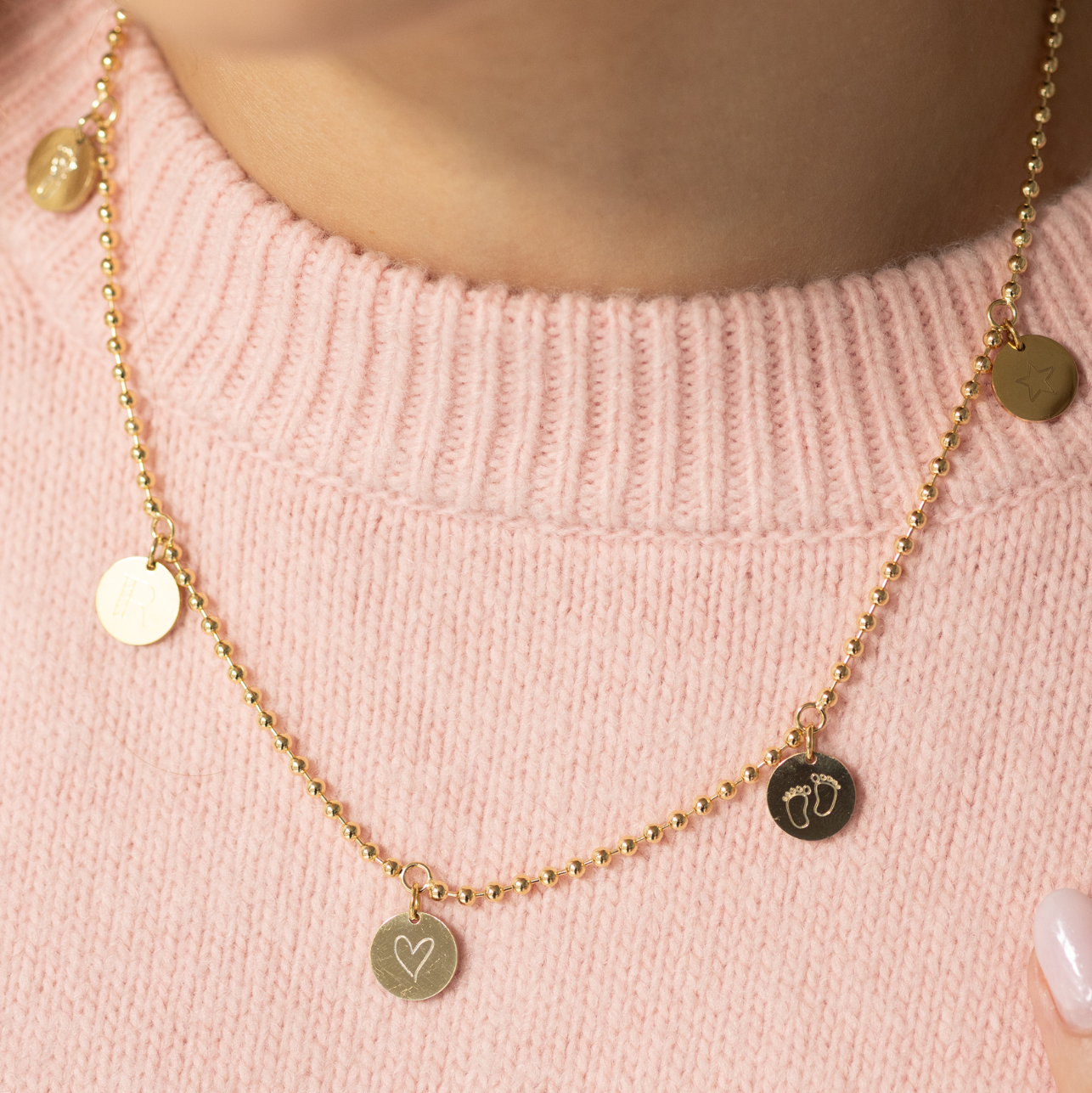 Goldkette mit Gravur, die HAPPY FAMILY Familienkette personalisiert von Melanie Mirabel wird mit fünf kleinen Plättchen gefertigt – individuell für jede Mama graviert mit namen und initialen der familie