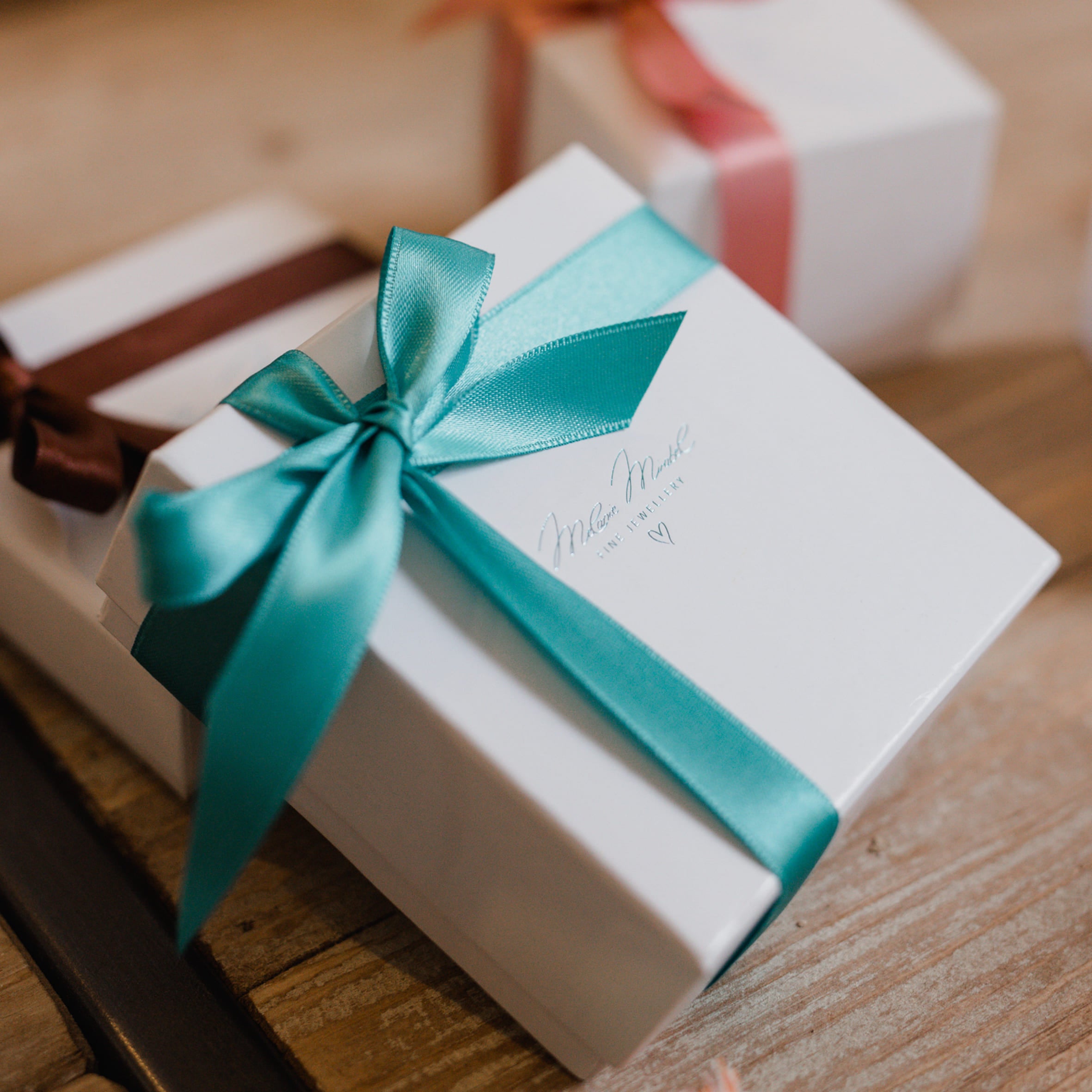 Geschenke für Mamas - liebevoll verpackt: Jedes Schmuckstück kommt hübsch als Gechenk bei dir an. 