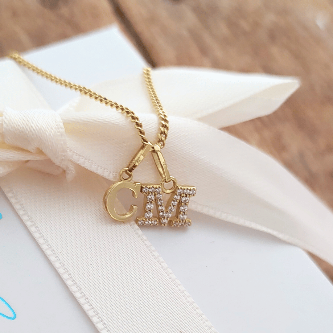 Wunderschöne Goldkette mit 2 Initialen der Kinder für die Mama und Ehefrau. So trägt sie Ihre Liebsten immer bei sich. Du suchst ein persönliches Geschenk für Deine Freundin zum Geburtstag oder Euren Jahrestag? Eine edle Buchstaben Kette aus Echtgold zum Hochzeitstag mit Euren beider Initialen als Zeichen Eurer Verbundenheit wird jedes Herz höher schlagen lassen. 