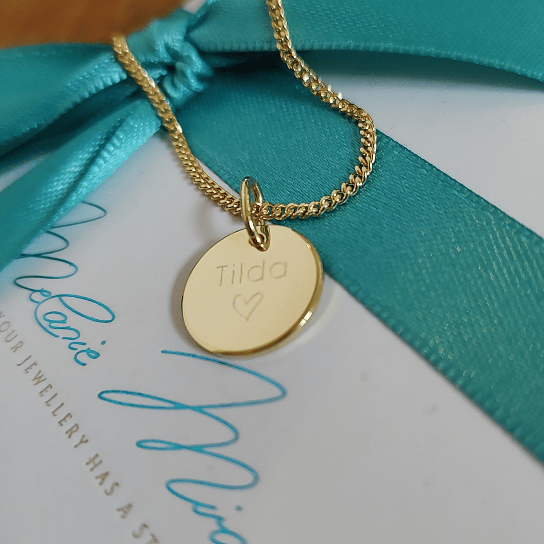 gold kette personaliisert, namenskette für Mama mit Name des Baby, plättchen kette gold mit kinder namen, personalisiert mit gravur, initialen kette gold mit anfangsbuchstabe