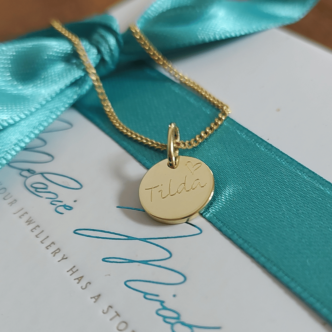 SALLY Echtgold Initialenkette mit 1 kleinen Gravur Plättchen |  333-750 Gold